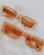Load image into Gallery viewer, Frankie Glasses // Peach
